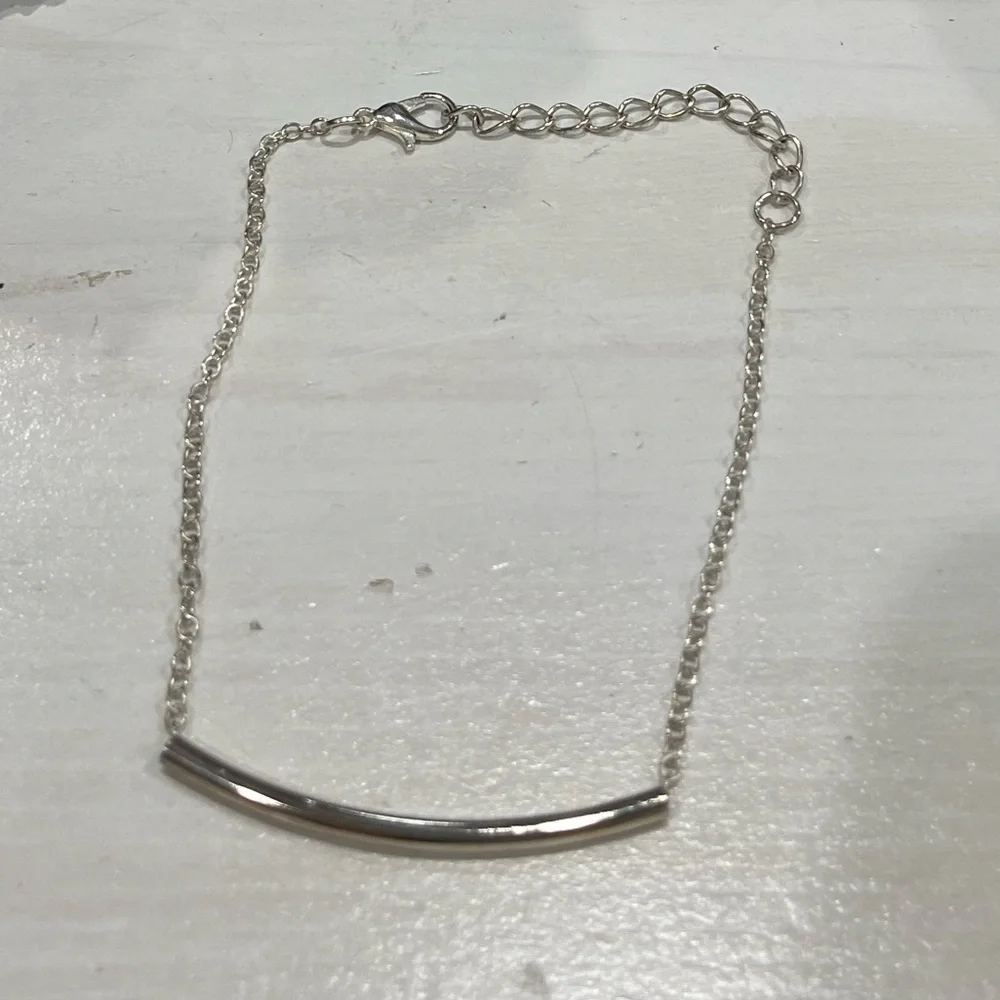 Silver tone short chain / choker adjustable necklace with barrel pendant‎